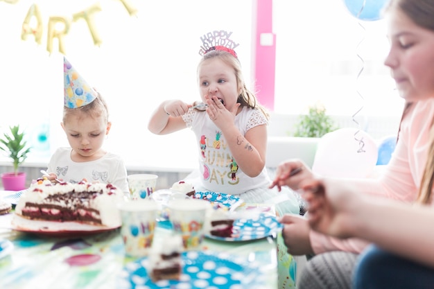Гости едят торт ко дню рождения