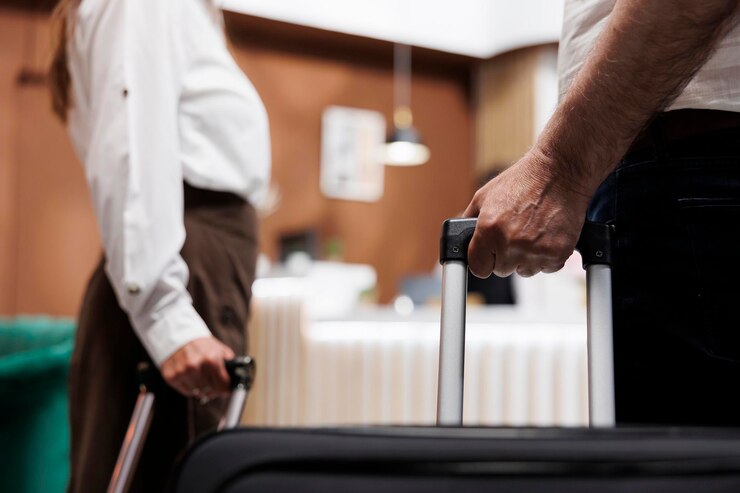 Free Photo guests with suitcases at hotel reception