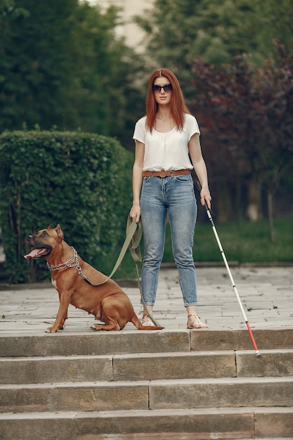 盲導犬が公園で盲目の女性を助ける