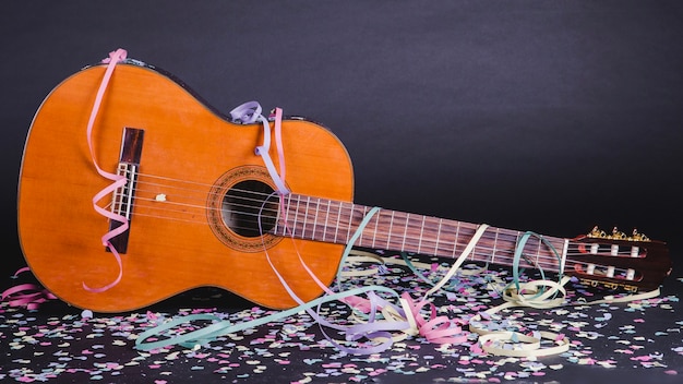 Foto gratuita chitarra e confetti