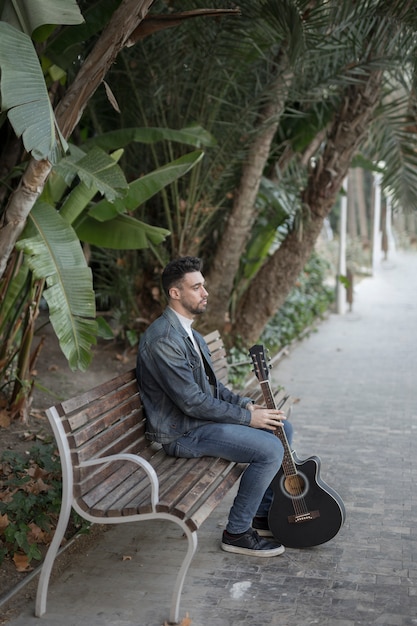 Foto gratuita musica per chitarra all'aperto