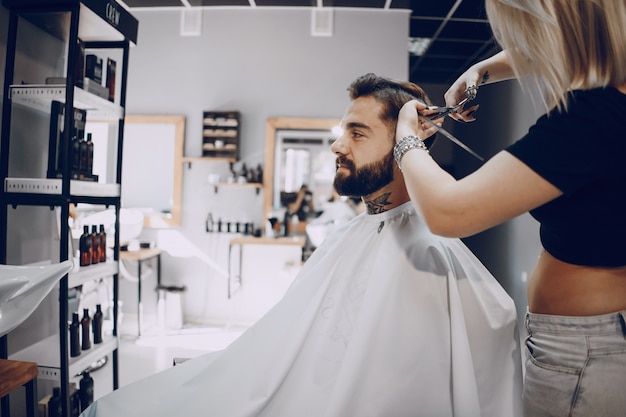 Free Photo | Guy in the barbershop