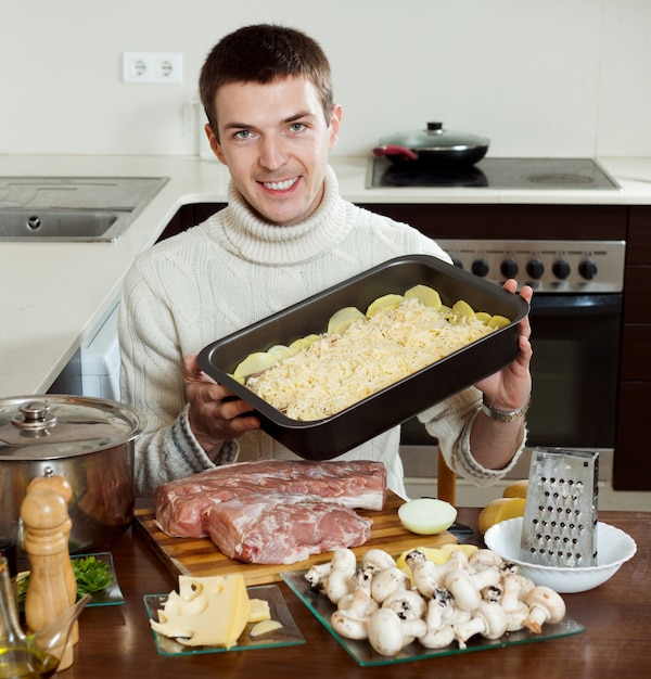 Гай готовит мясо в французском стиле на кухне