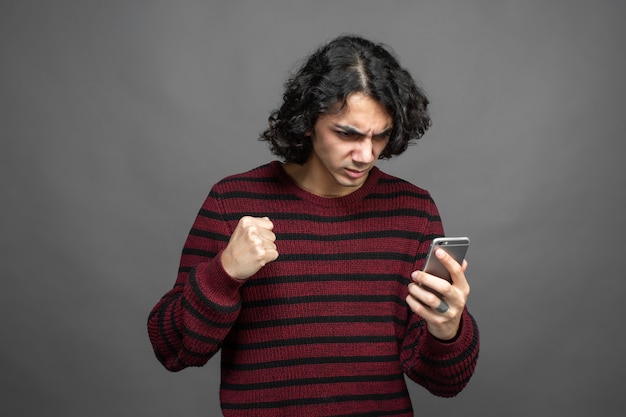 スマートフォンを使用しているときに男が怒る