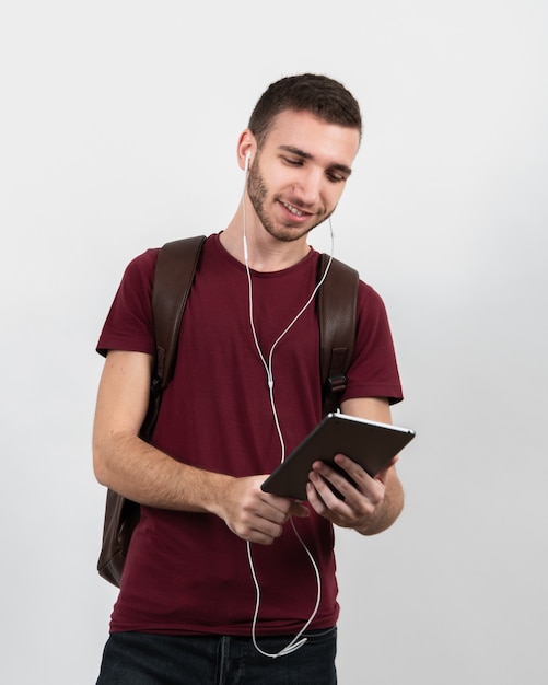 タブレットで音楽を聴く男