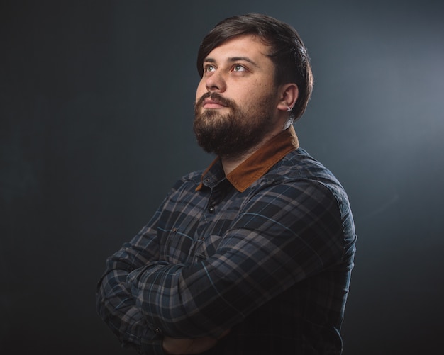 Foto gratuita ragazzo con una camicia a quadri