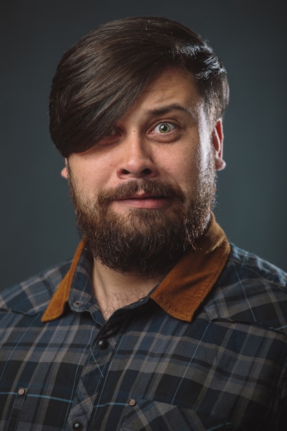 Foto gratuita ragazzo con una camicia a quadri