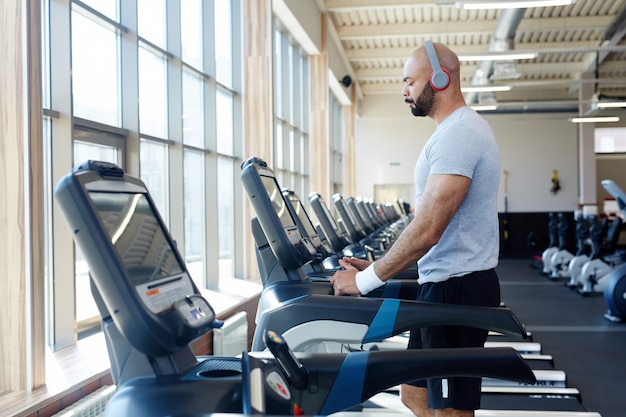 Free photo guy on treadmill