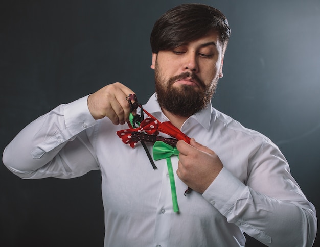 Foto gratuita ragazzo in camicia bianca