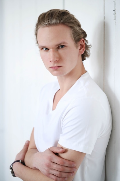 Free photo guy with blond hair and white shirt