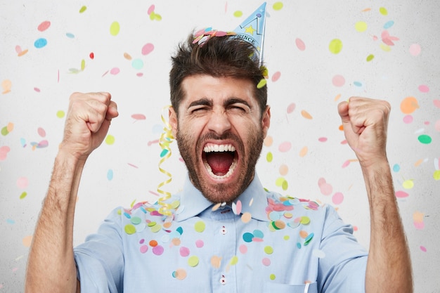 Foto gratuita ragazzo con cappello da festa e coriandoli