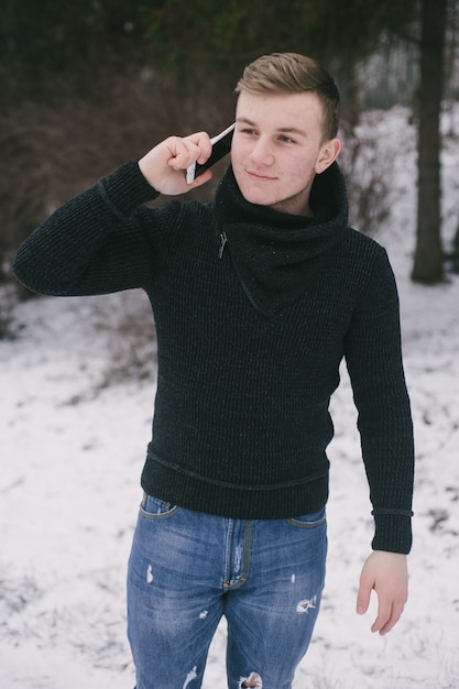 Foto gratuita il ragazzo con il telefono