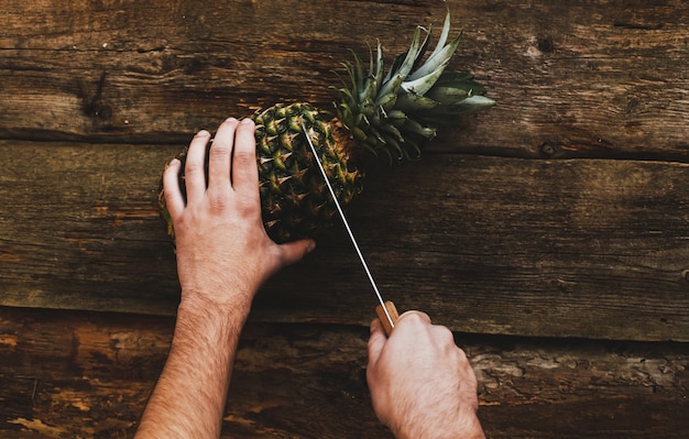 Free photo guy with pineapple