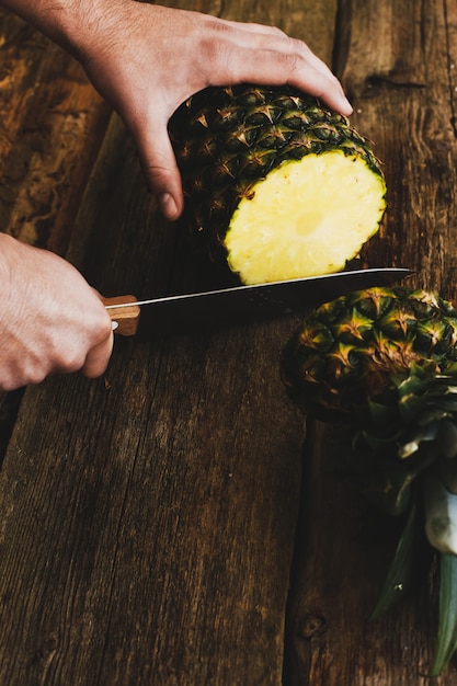 Ragazzo con ananas