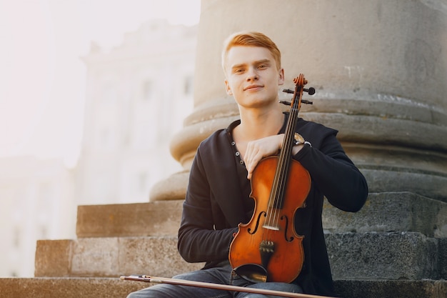 Free photo guy with violon