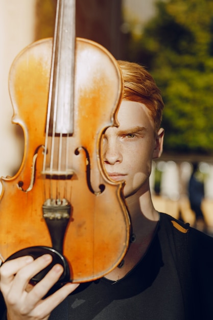 Foto gratuita ragazzo con violino