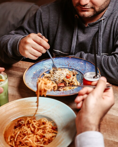 みんなパスタを飲み物で食べる