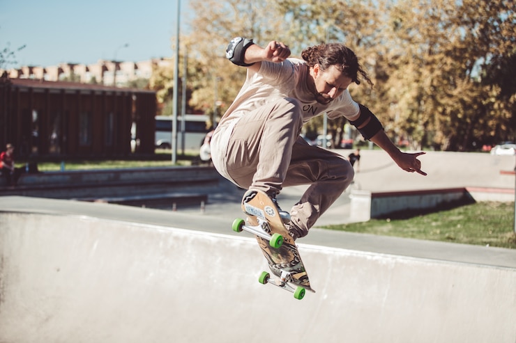 Free Photo guys skate in the pool