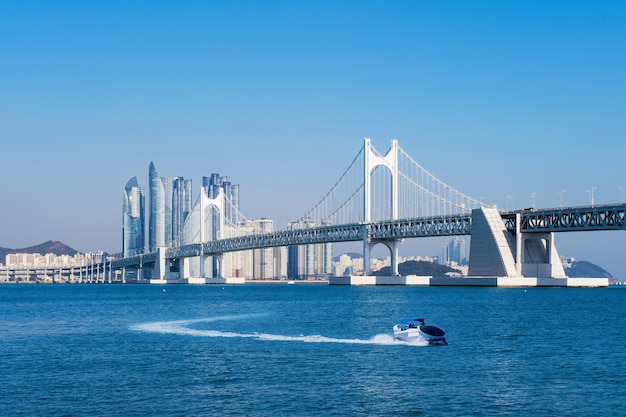 韓国、釜山の広安大橋と海雲台