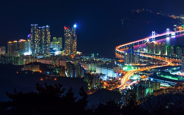 Мост GwangAn и Haeundae ночью в Пусане, Корея