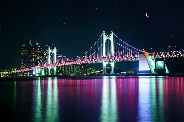 Gwangan bridge e haeundae di notte a busan, in corea