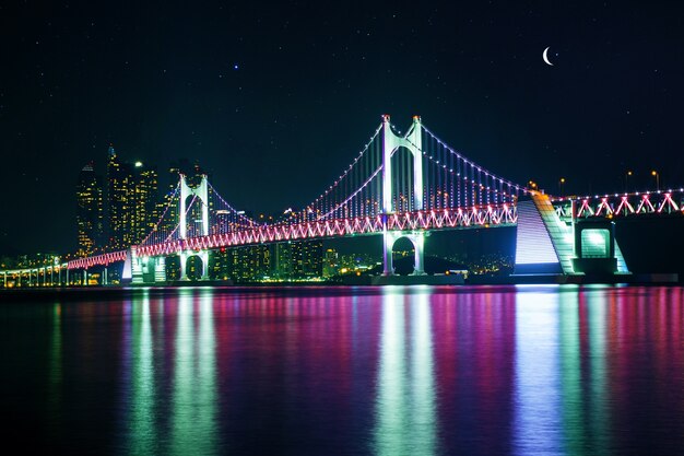 韓国、釜山の夜の広安大橋と海雲台