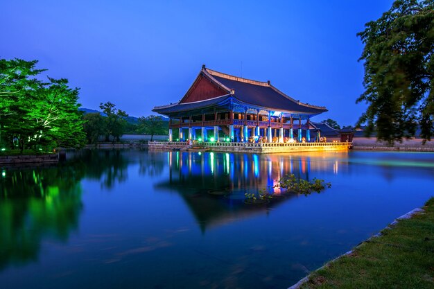 韓国、ソウルの夜の景福宮と天の川