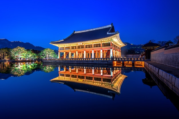 Free photo gyeongbokgung palace at night in seoul,korea.