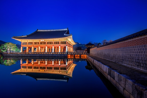 韓国、ソウルの夜の景福宮。