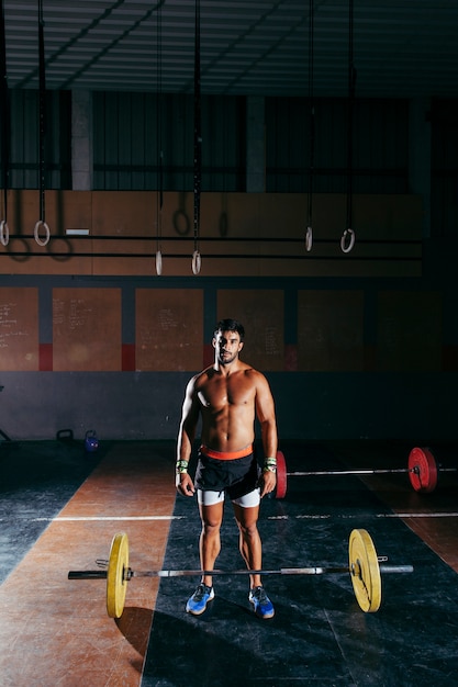 Foto gratuita concetto di palestra con uomo in piedi