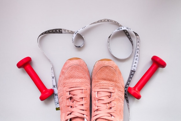 Foto gratuita abiti da palestra sportivi in ​​esecuzione ba