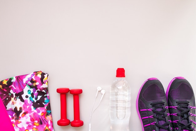 Allenamento da palestra che esegue i vestiti di ba