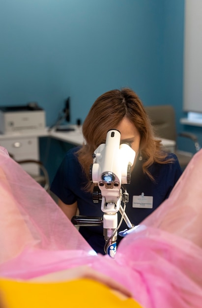 Free photo gynecologist performing consultation on patient