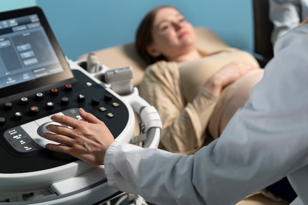 超音波検査を行う産婦人科医