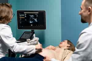 Free photo gynecologist performing ultrasound consultation