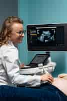 Free photo gynecologist performing ultrasound consultation