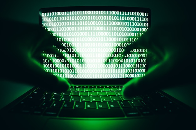 랩톱 컴퓨터를 사용하여 인터넷 서버를 해킹하기 위한 바이러스 또는 맬웨어를 코딩하는 해커