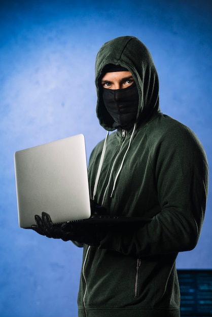 Foto gratuita hacker con laptop