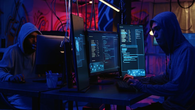 Хакеры в темном заброшенном складе используют фишинговую технику, которая обманывает пользователей, чтобы они раскрывали конфиденциальную информацию.