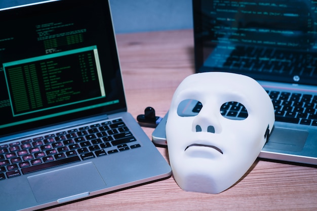 Free photo hackers mask and laptop