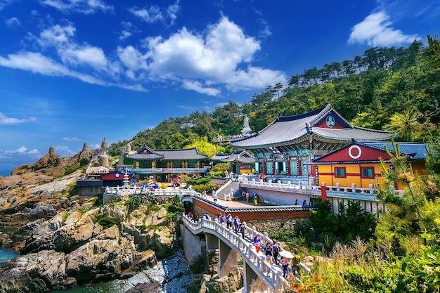 Храм Haedong Yonggungsa и море Haeundae в Пусане, буддийский храм в Пусане, Южная Корея.