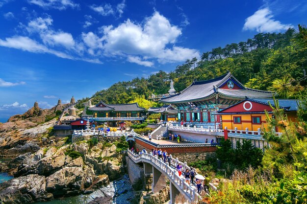 부산 해동 용궁사와 해운대 바다, 부산의 불교 사원, 한국.