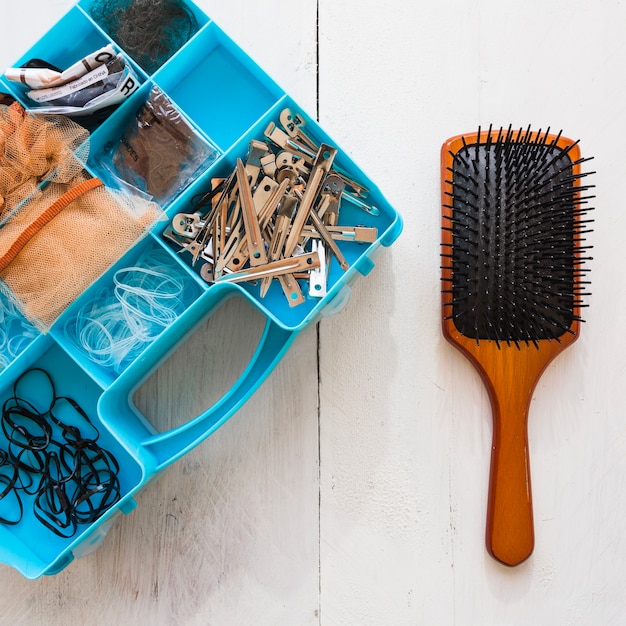 Foto gratuita spazzola per capelli e scatola con forniture per parrucchieri