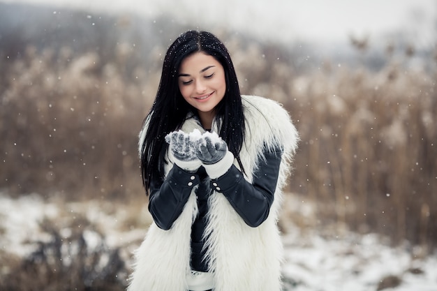 Foto gratuita capelli giovane inverno persona di sesso femminile