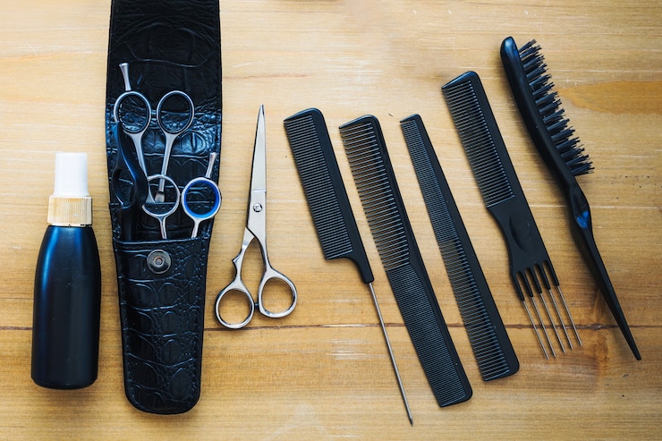 Free Photo haircare product near scissors and combs