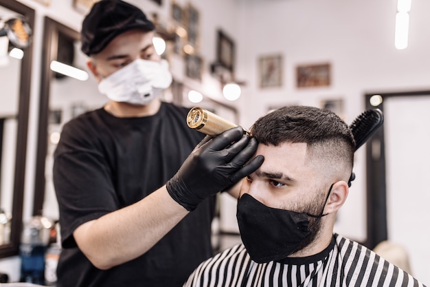メンズビューティーサロン 理髪店での男性の散髪 新しいヘアカットスタイル プレミアム写真