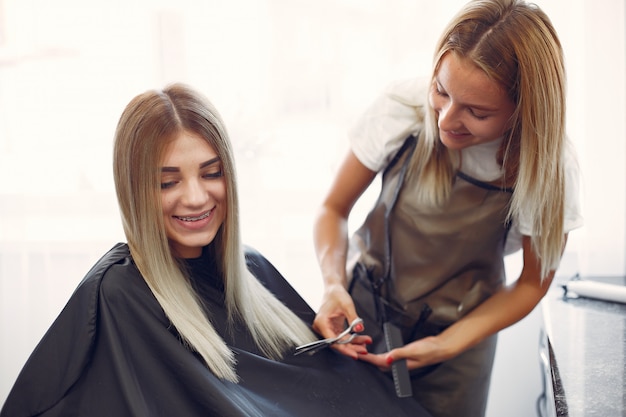 美容院は、ヘアサロンで彼女のクライアントをカット