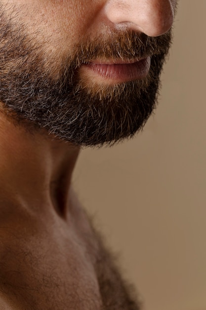 Бесплатное фото Волосатый мужчина в студии, вид сбоку