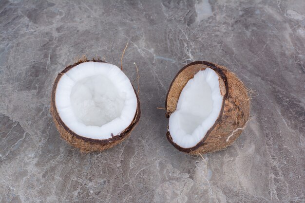 반 돌 배경에 신선한 코코넛을 잘라.