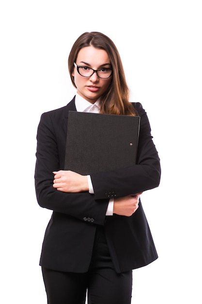 Поясной портрет деловой женщины вручая черную папку, изолированную на белом. Концепция лидерства и успеха